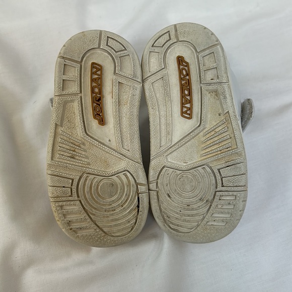 Nike Jordan Baby Toddler Gold & White Vintage Sneakers Size 5C - Picture 8 of 9